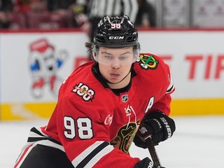 Connor Bedard (98) v drese Chicaga Blackhawks.