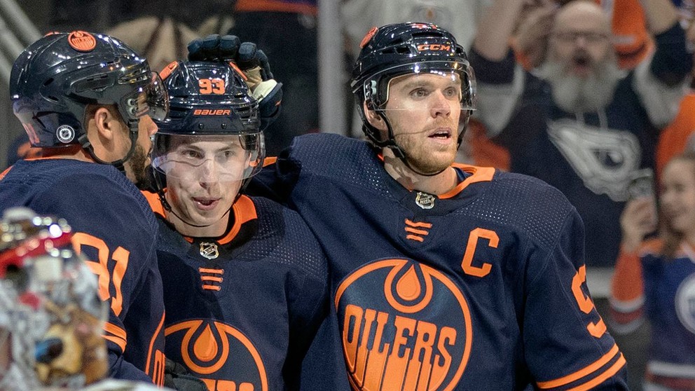 Connor McDavid so spoluhráčmi.