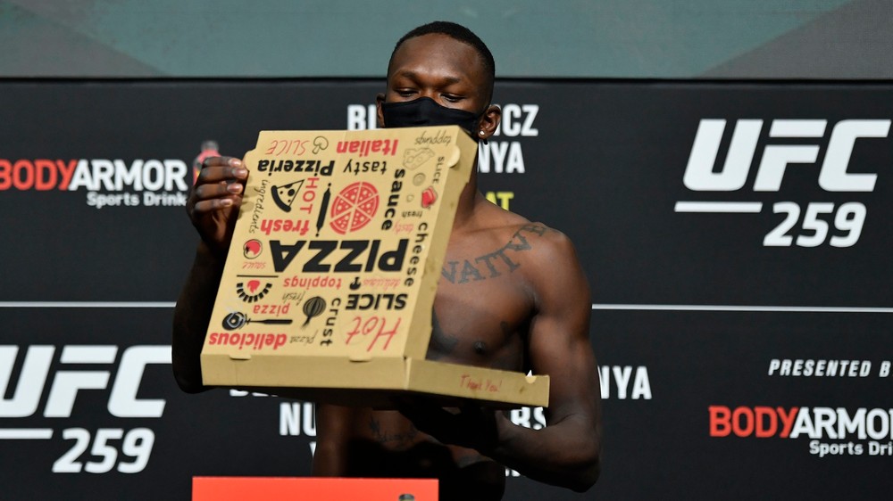 Adesanya na váhe aj s pizzou, ale na Blachowicza stratil 2 kilogramy (výsledky váženia pred UFC 259)