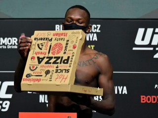 Israel Adesanya na vážení pózoval aj s krabicou pizze.