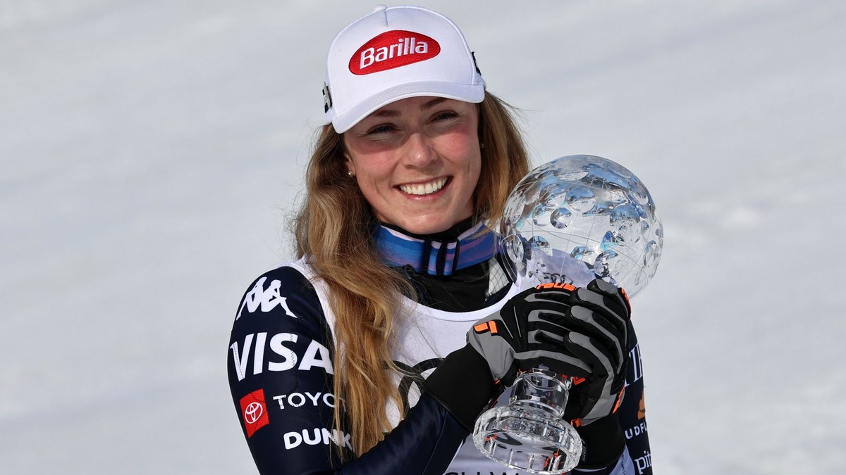 Americká lyžiarka Mikaela Shiffrinová pózuje s malým glóbusom za slalom.