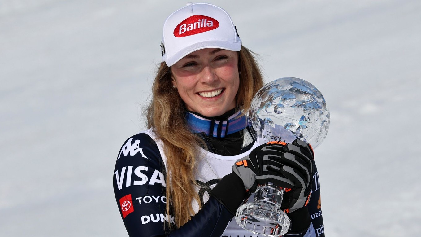 Americká lyžiarka Mikaela Shiffrinová pózuje s malým glóbusom za slalom.