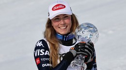 Americká lyžiarka Mikaela Shiffrinová pózuje s malým glóbusom za slalom.