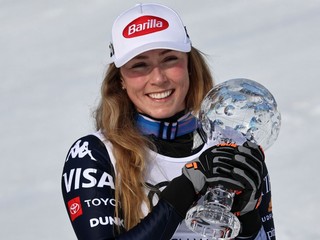 Americká lyžiarka Mikaela Shiffrinová pózuje s malým glóbusom za slalom.