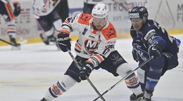 Benjamin Johnson (Michalovce) a Adam Cracknell (Poprad) v zápase 18. kola hokejovej Tipos extraligy.