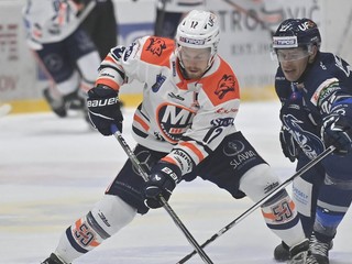 Benjamin Johnson (Michalovce) a Adam Cracknell (Poprad) v zápase 18. kola hokejovej Tipos extraligy.