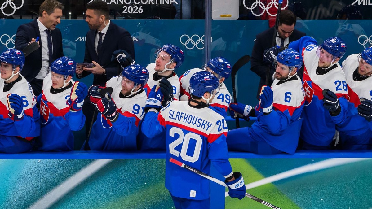 Juraj Slafkovský (Slovensko) sa teší so spoluhráčmi z gólu počas zápasu základnej B-skupiny Slovensko - Fínsko