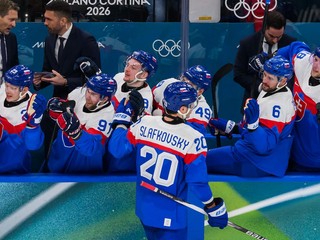 Juraj Slafkovský (Slovensko) sa teší so spoluhráčmi z gólu počas zápasu základnej B-skupiny Slovensko - Fínsko