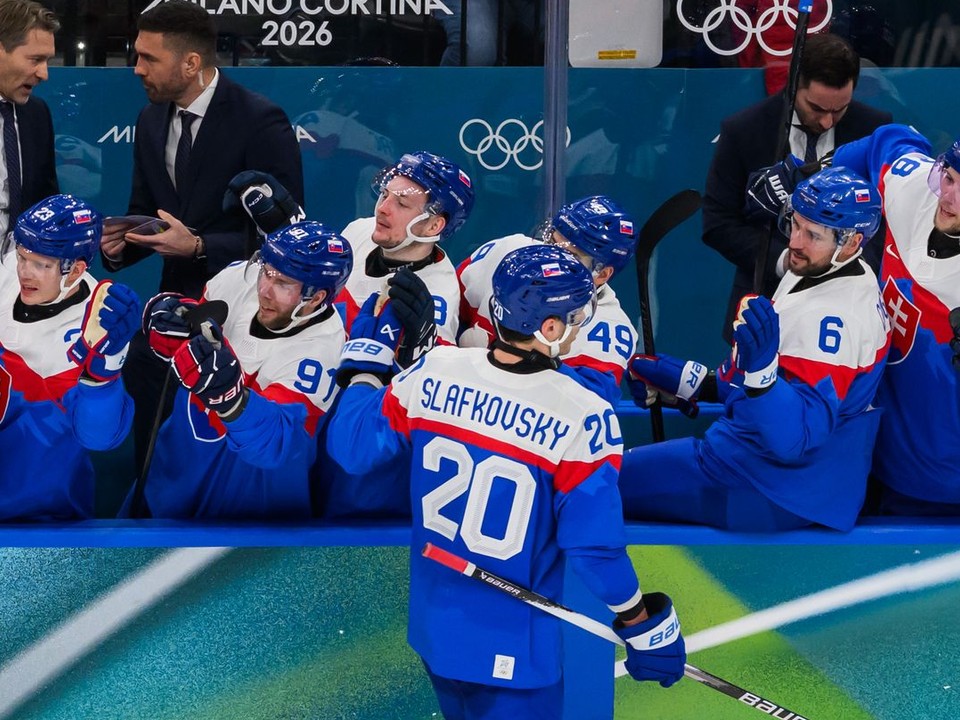Juraj Slafkovský (Slovensko) sa teší so spoluhráčmi z gólu počas zápasu základnej B-skupiny Slovensko - Fínsko