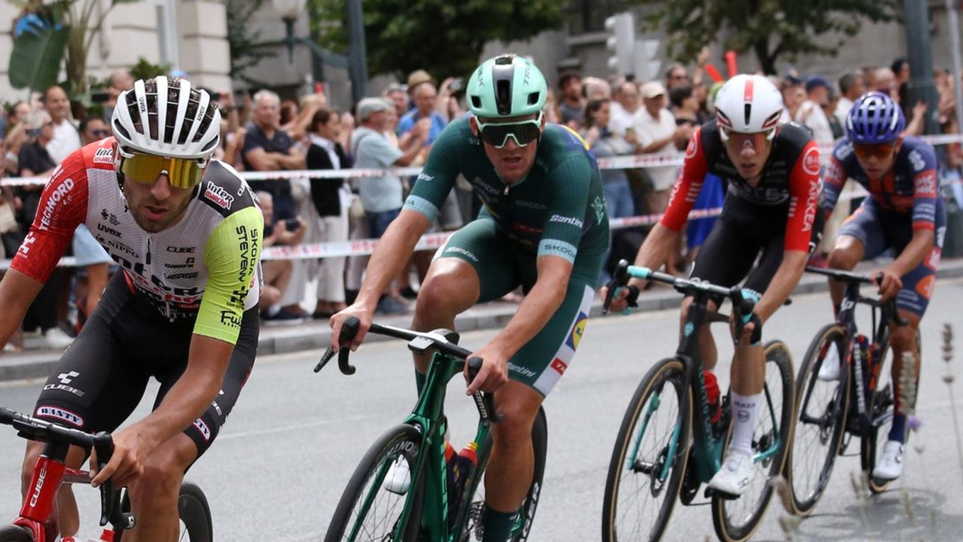 Dánsky cyklista Mads Pedersen v žltom drese lídra bodovacej súťaži Vuelty 2025.