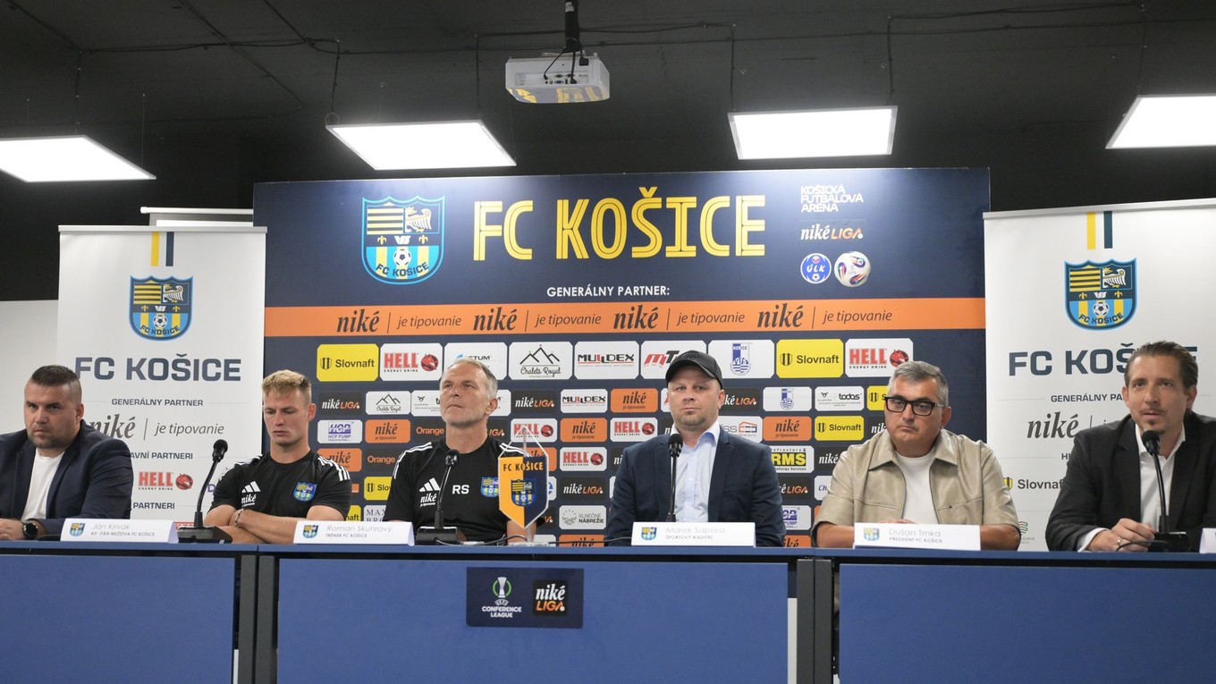 Na snímke sprava predseda Dozornej rady FC Košice a.s. Gergely Sántha, prezident FC Košice Dušan Trnka, športový riaditeľ klubu Marek Sapara, tréner mužstva Roman Skuhravý a kapitán mužstva Ján Krivák počas tlačovej konferencie