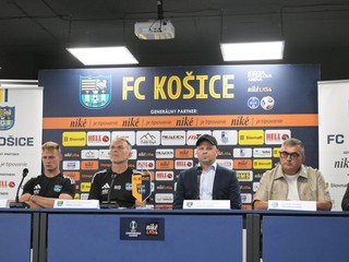 Na snímke sprava predseda Dozornej rady FC Košice a.s. Gergely Sántha, prezident FC Košice Dušan Trnka, športový riaditeľ klubu Marek Sapara, tréner mužstva Roman Skuhravý a kapitán mužstva Ján Krivák počas tlačovej konferencie
