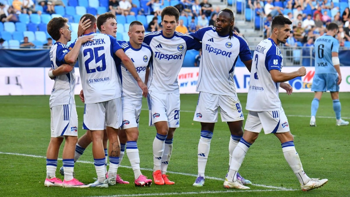 Futbalisti Michaloviec oslavujú gól proti Slovanu.