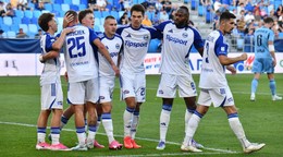 Futbalisti Michaloviec oslavujú gól proti Slovanu.