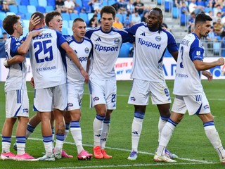 Futbalisti Michaloviec oslavujú gól proti Slovanu.