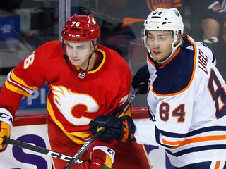 Martin Pospíšil (vľavo) v drese Calgary Flames.