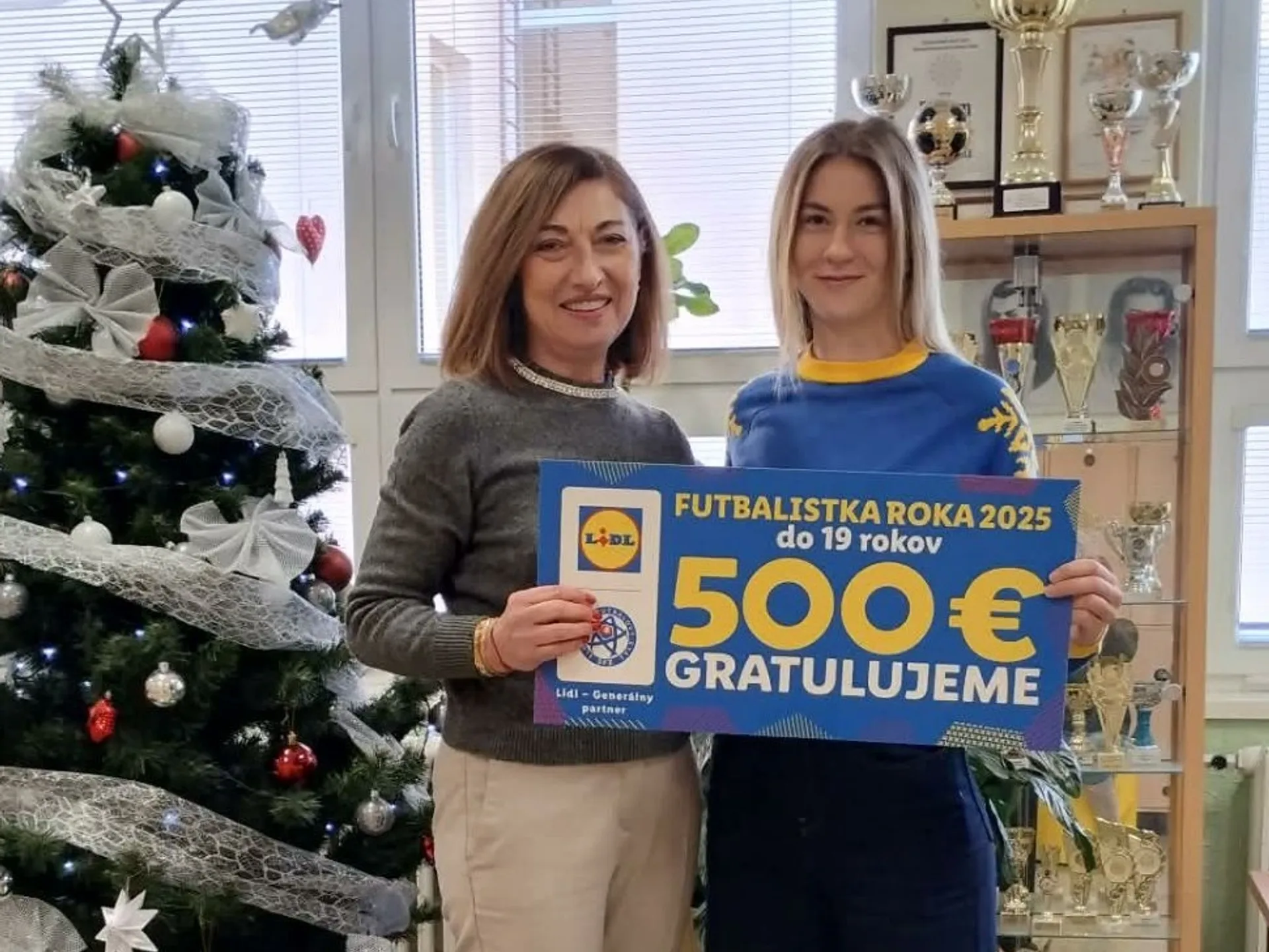 GRASSROOTS – Mladá futbalistka roka darovala svoju odmenu škole