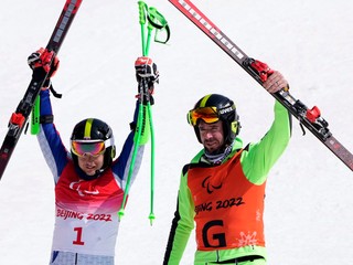 Slovenský paralyžiar Miroslav Haraus (vľavo) a navádzač Maroš Hudík sa tešia z bronzu.