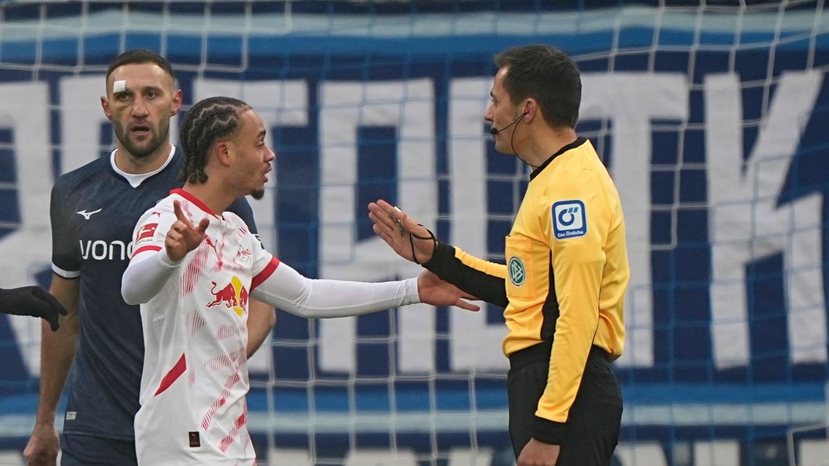 Nemecký rozhodca Robert Hartmann v zápase RB Lipsko - Bochum.