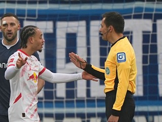 Nemecký rozhodca Robert Hartmann v zápase RB Lipsko - Bochum.