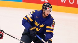Švédsky obranca Jonas Brodin.
