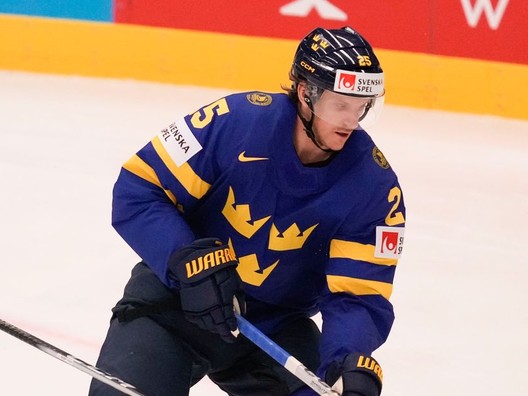 Švédsky obranca Jonas Brodin.