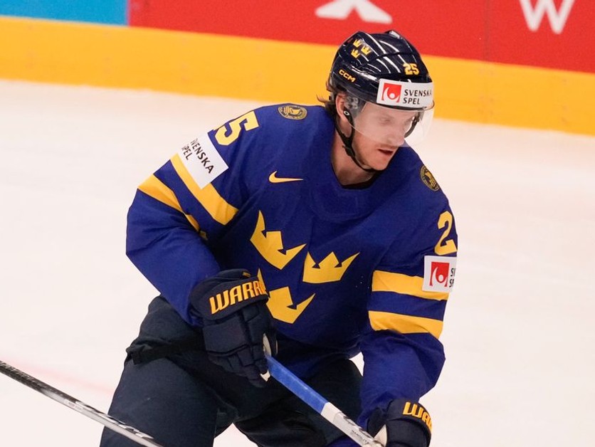 Švédsky obranca Jonas Brodin.