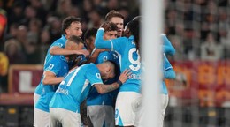 Slovenský futbalista Neapolu Stanislav Lobotka (vľavo) sa teší so spoluhráčmi z gólu