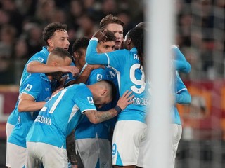 Slovenský futbalista Neapolu Stanislav Lobotka (vľavo) sa teší so spoluhráčmi z gólu