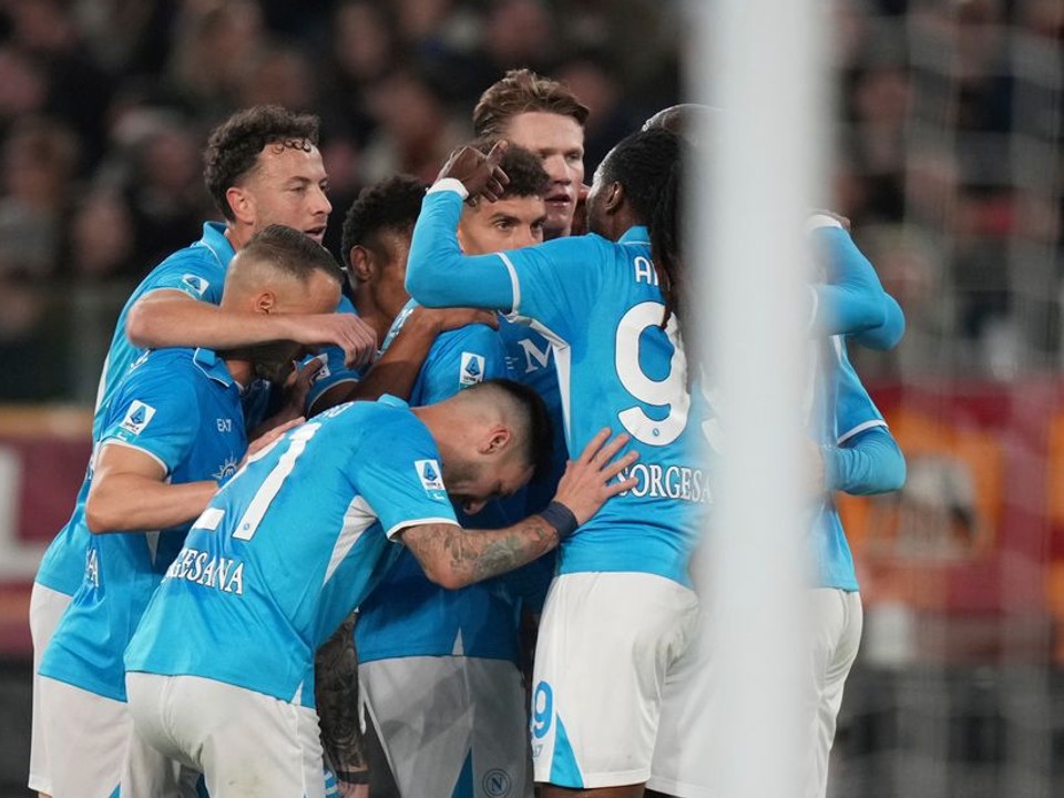 Slovenský futbalista Neapolu Stanislav Lobotka (vľavo) sa teší so spoluhráčmi z gólu