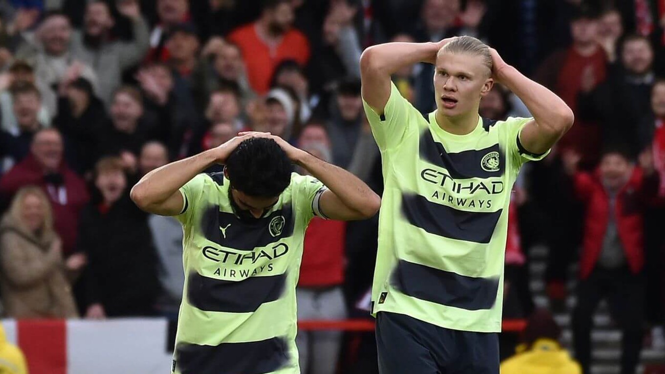 Hráči Manchester City Ilkay Gundogan a Erling Haaland reagujú po zahodenej šanci v zápase proti Nottingham Forest.