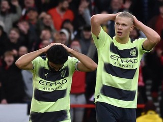 Hráči Manchester City Ilkay Gundogan a Erling Haaland reagujú po zahodenej šanci v zápase proti Nottingham Forest.