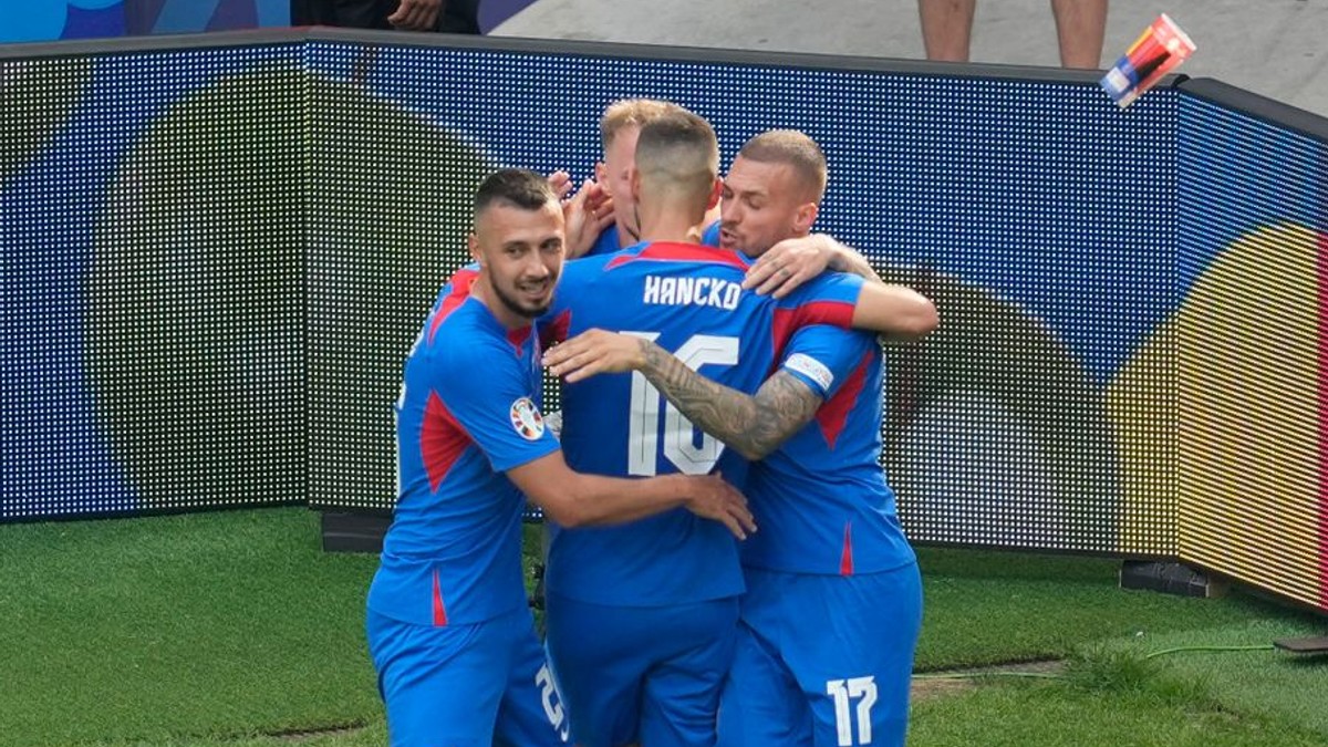 Ondrej Duda sa so spoluhráčmi teší po strelenom góle v zápase Slovensko - Rumunsko v skupine E na EURO 2024.