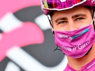 Peter Sagan v cyklámenovom drese na Giro d'Italia 2021.