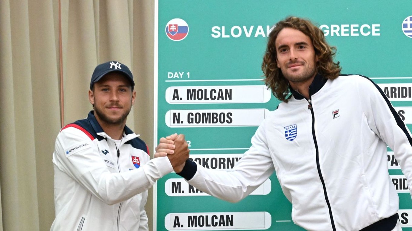 Na snímke vyžrebovaná dvojica tretej dvojhry zľava Alex Molčan (Slovensko) a Stefanos Tsitsipas (Grécko).