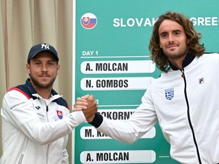 Na snímke vyžrebovaná dvojica tretej dvojhry zľava Alex Molčan (Slovensko) a Stefanos Tsitsipas (Grécko).
