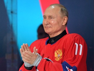 Vladimir Putin na hokejovej exhibícii v Soči.