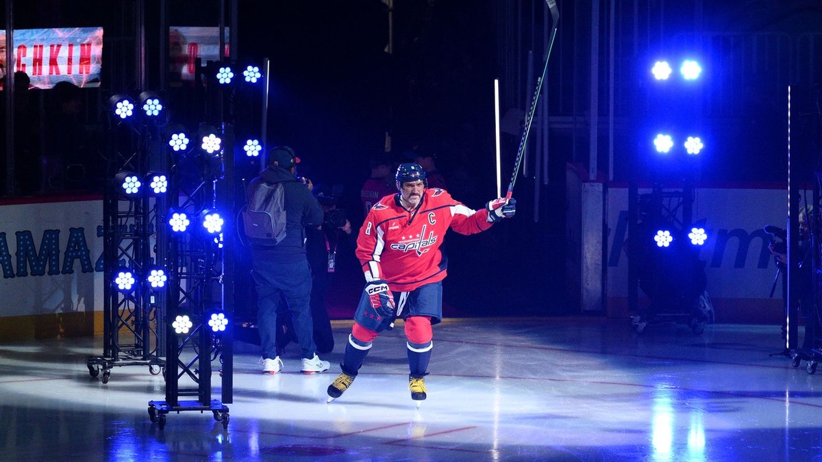 Na snímke hokejista Washingtonu Capitals Alex Ovečkin počas predstavenia hráčov pred začiatkom zápasu zámorskej NHL Washington Capitals - Pittsburgh Penguins.