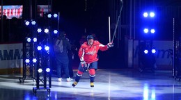 Na snímke hokejista Washingtonu Capitals Alex Ovečkin počas predstavenia hráčov pred začiatkom zápasu zámorskej NHL Washington Capitals - Pittsburgh Penguins.