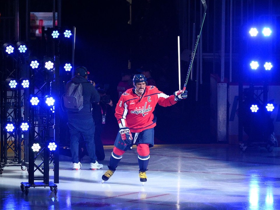 Na snímke hokejista Washingtonu Capitals Alex Ovečkin počas predstavenia hráčov pred začiatkom zápasu zámorskej NHL Washington Capitals - Pittsburgh Penguins.