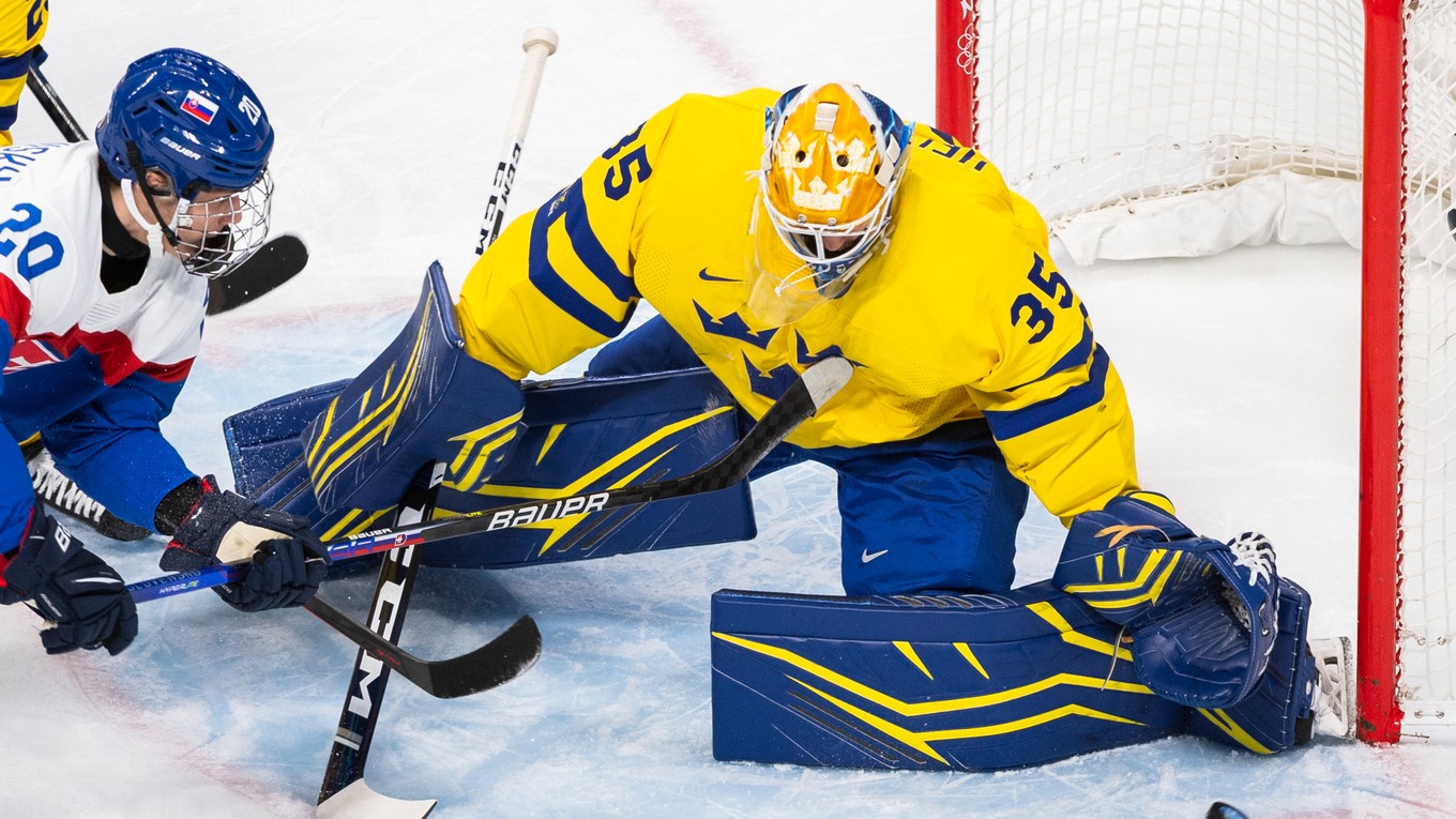 Brankár Magnus Hellberg čelí útoku Juraja Slafkovského na ZOH 2022 v Pekingu.