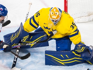 Brankár Magnus Hellberg čelí útoku Juraja Slafkovského na ZOH 2022 v Pekingu.