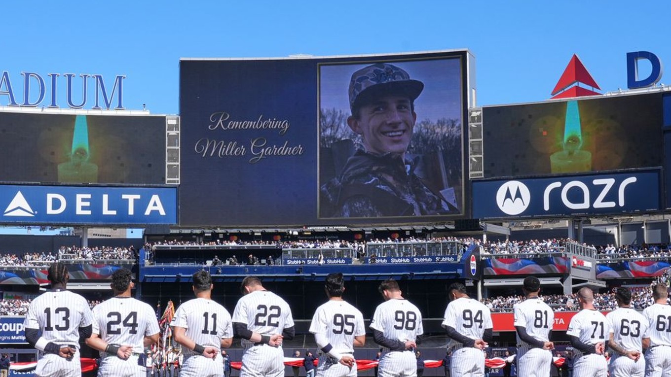 Hráči New Yorku Yankees počas spomienky na Millera Gardnera.