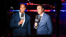 Zámorskí reportéri David Amber (vľavo) a Elliotte Friedman (vpravo) počas finále play-off NHL. 