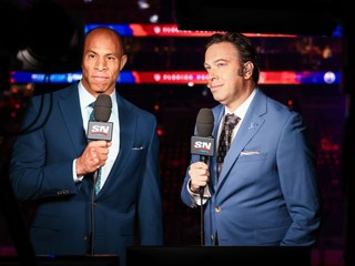 Zámorskí reportéri David Amber (vľavo) a Elliotte Friedman (vpravo) počas finále play-off NHL. 