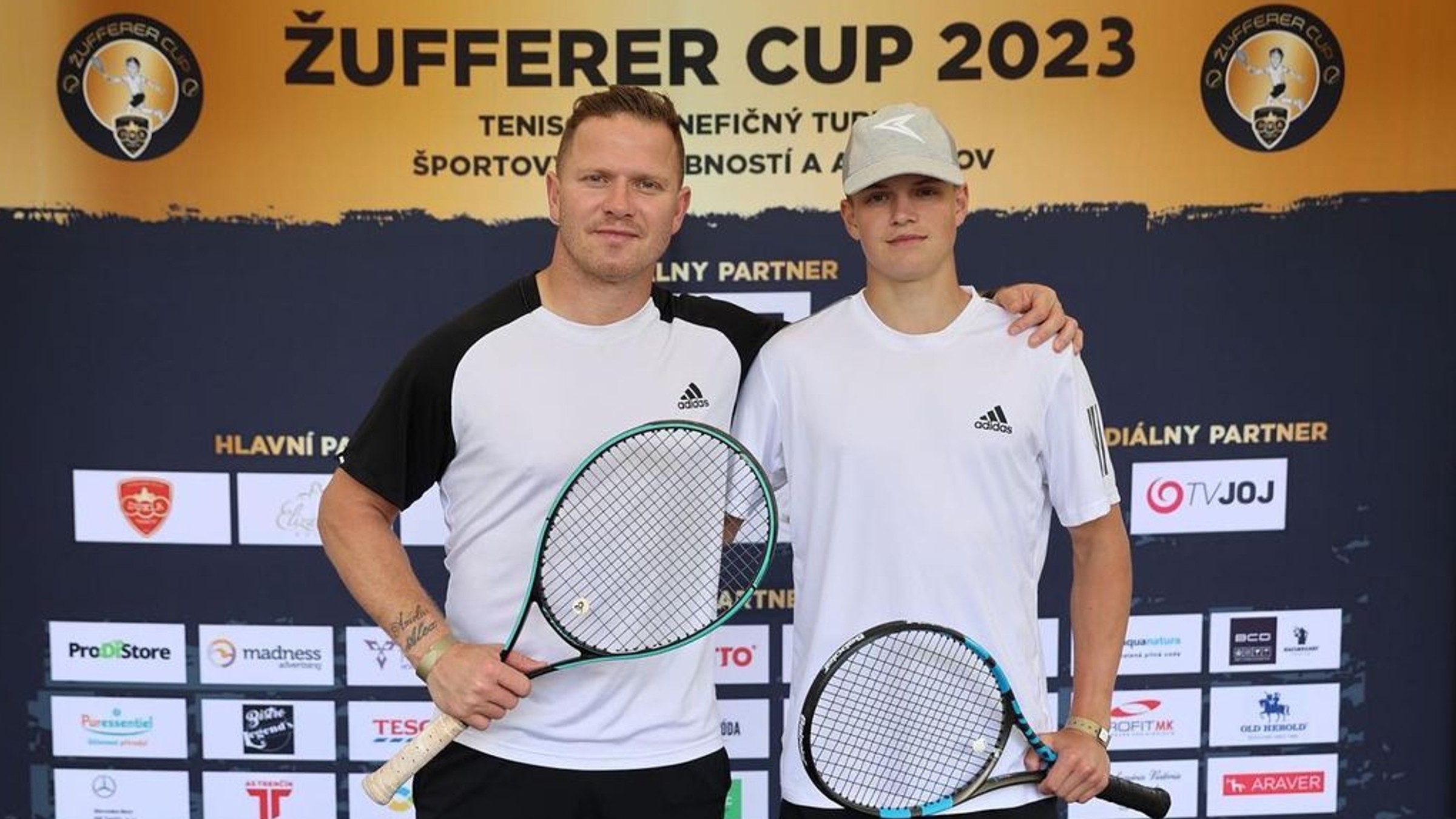Milan Bartovič so synom Adrienom na tenisovom turnaji Žufferer Cup v rámci letnej prípravy. 