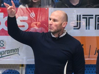 Zľava asistent trénera HC Slovan Tomáš Surový a tréner HC Slovan Peter Oremus počas 33. kola Tipos extraligy HC Slovan Bratislava - HC Nové Zámky.