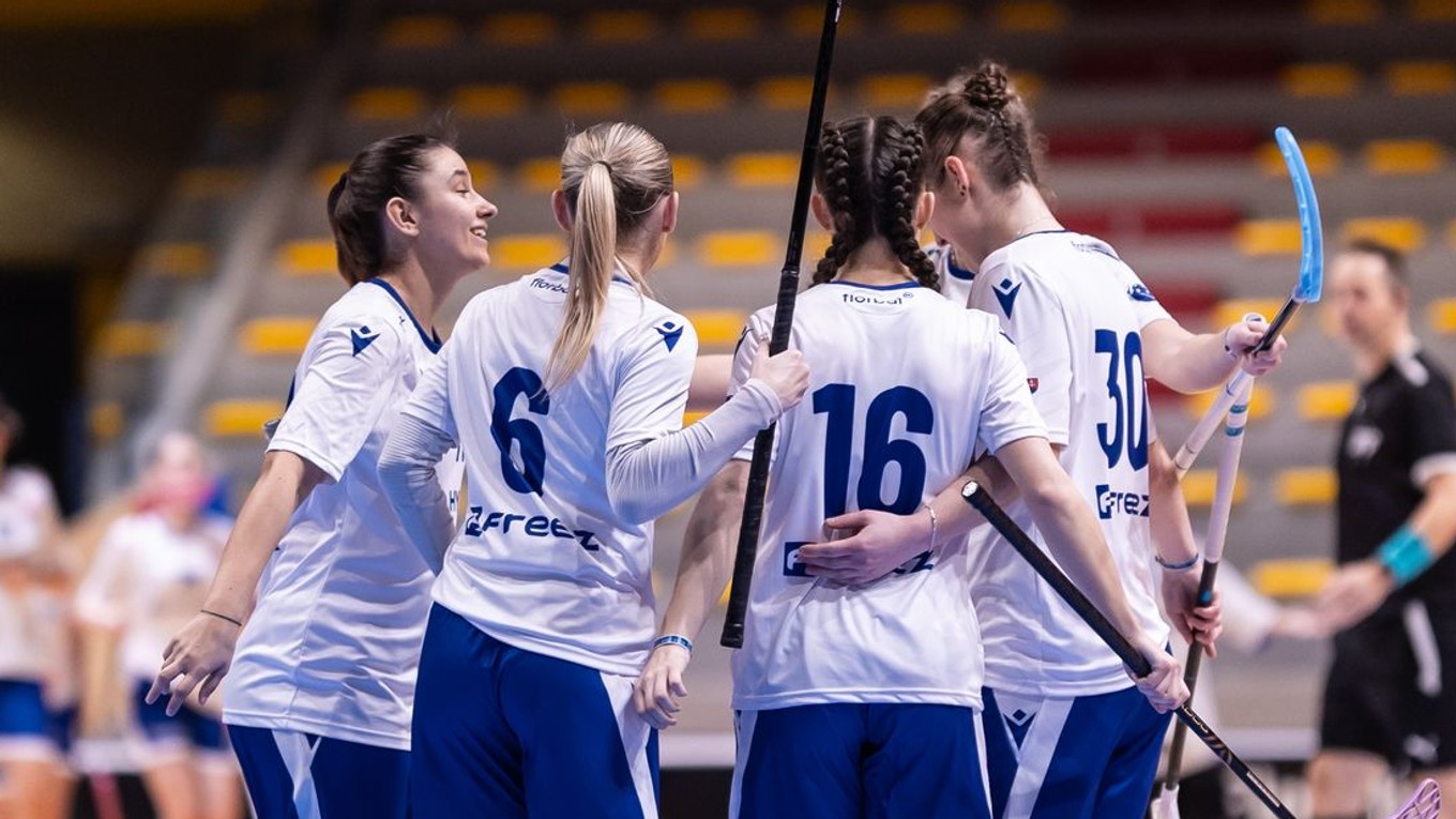 Slovenské florbalistky sa tešia z gólu.