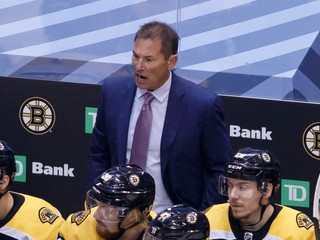 Tréner Bruce Cassidy na lavičke Bostonu Bruins.