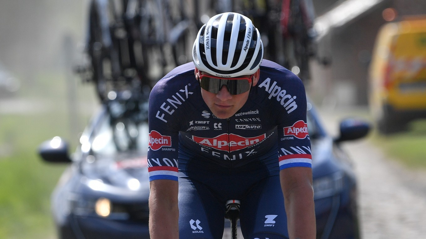 Mathieu van der Poel počas prehliadky trate Paríž - Roubaix 2022.